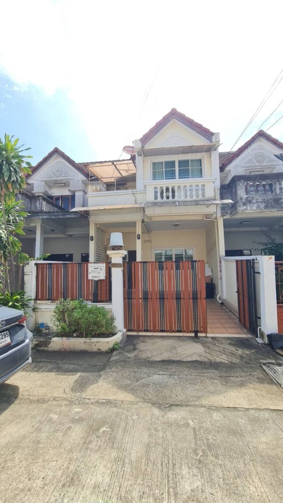 For SaleTownhouseLadprao, Central Ladprao : Townhome for sale, Pornpailin Village 2, Soi Ladprao 41/1, next to Phawana BTS station.