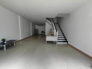 For RentTownhouseOnnut, Udomsuk : 4-storey home office for rent, beautifully decorated, new, near BTS, convenient transportation, with 8 multipurpose rooms, 7 air conditioners, rental price 35,000 baht per month