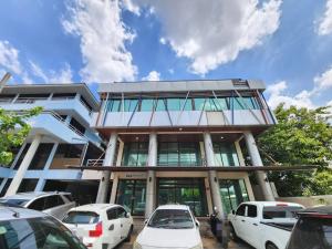 For SaleOfficePattanakan, Srinakarin : Office building for sale, near the Yellow Line MRT Si Nut, only 200 meters, very good location 🔥