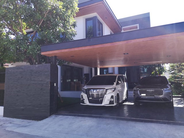 For SaleHouseYothinpattana,CDC : 2-storey detached house for sale, 5 bedrooms, Ramindra area, along Prasertmanoonkit Expressway. Thongsathit Villa 5 Village Decorated and ready to move in. House built 2 years ago, facing east. Near Fair Island, Crystal Park, Central Eastville, The Walk, 