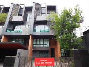 For SaleTownhouseLadprao, Central Ladprao : Urgent sale, modern luxury townhome, 3.5 floors, 46.6 sq m. The Eight Chatuchak - Ratchada, decorated with luxurious build-in furniture, ready to move in, near the BTS Lat Phrao station.