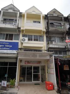 For SaleShophouseNonthaburi, Bang Yai, Bangbuathong : Selling below cost Home office/commercial building, 4 floors, in front of Duang Kaew Village. Next to Duangkaew Market and Sacred Heart Nonthaburi School, selling for 4.9 million baht, renting 20,000/month.
