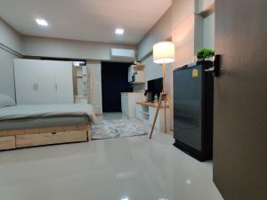 For RentCondoBangna, Bearing, Lasalle : New condo, no one has ever lived in it, price 6500-7900, electricity calculated according to electricity, deposit 10000, free common area, free parking, free internet, near Sikarin Hospital, Line nessuu.