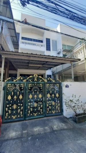For RentTownhouseSathorn, Narathiwat : House for rent, 3 bedrooms, 3 bathrooms, Charoen Krung Road, Soi 89/1, Charoen Krung Road, Bang Kho Laem, kitchen area, storage room and parking for 1 car. Suitable for an office and housing