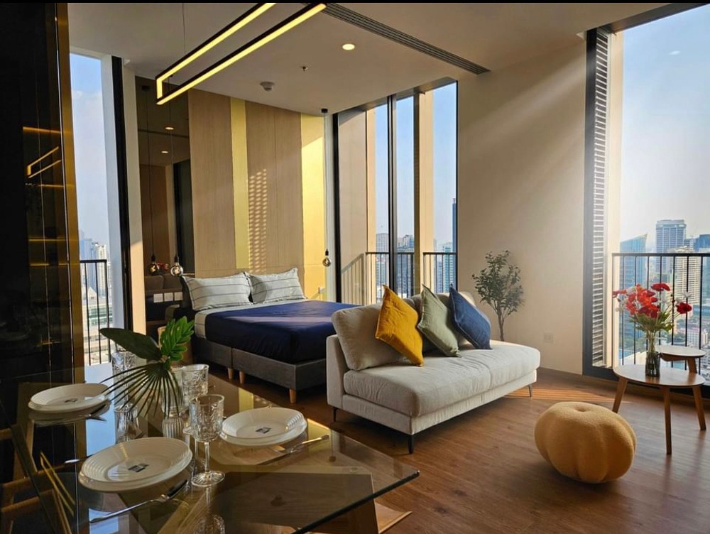 For RentCondoSukhumvit, Asoke, Thonglor : Noble BE19 : 45sq m, 38th floor (bedroom), Fully Finished electrical appliances,Ceiling heigh 3m. City View. 5 mins walk to both Asok BTS and Sukhumvit MRT,accessible by both Soi 19 and Soi 15. 7/11,5-minute walk from T