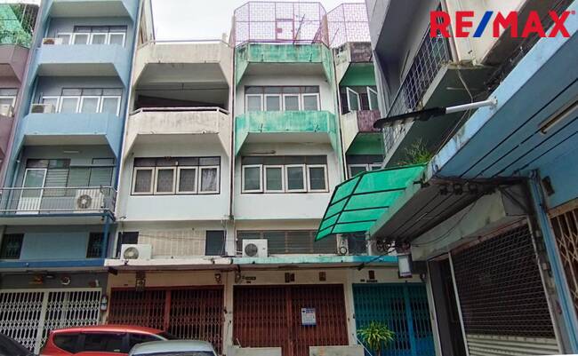 For SaleShophouseBang Sue, Wong Sawang, Tao Pun : Commercial building for sale, Somdej Chao Phraya Road, Soi 13.5, inner Bangkok area, near BTS Khlong San 200m., near Icon Siam, near Taksin Hospital, near Khlong San District Office, good condition, can buy and live in. Investing is good and profitable.