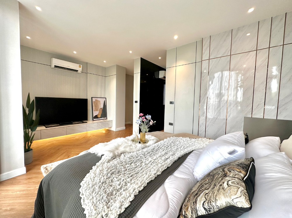 For SaleHouseChokchai 4, Ladprao 71, Ladprao 48, : Semi-detached house ALIVE Ekkamai-Ramindra, 3.5-story semi-detached house in the heart of Lat Phrao, giving it the utmost privacy. The whole project has only 6 units.