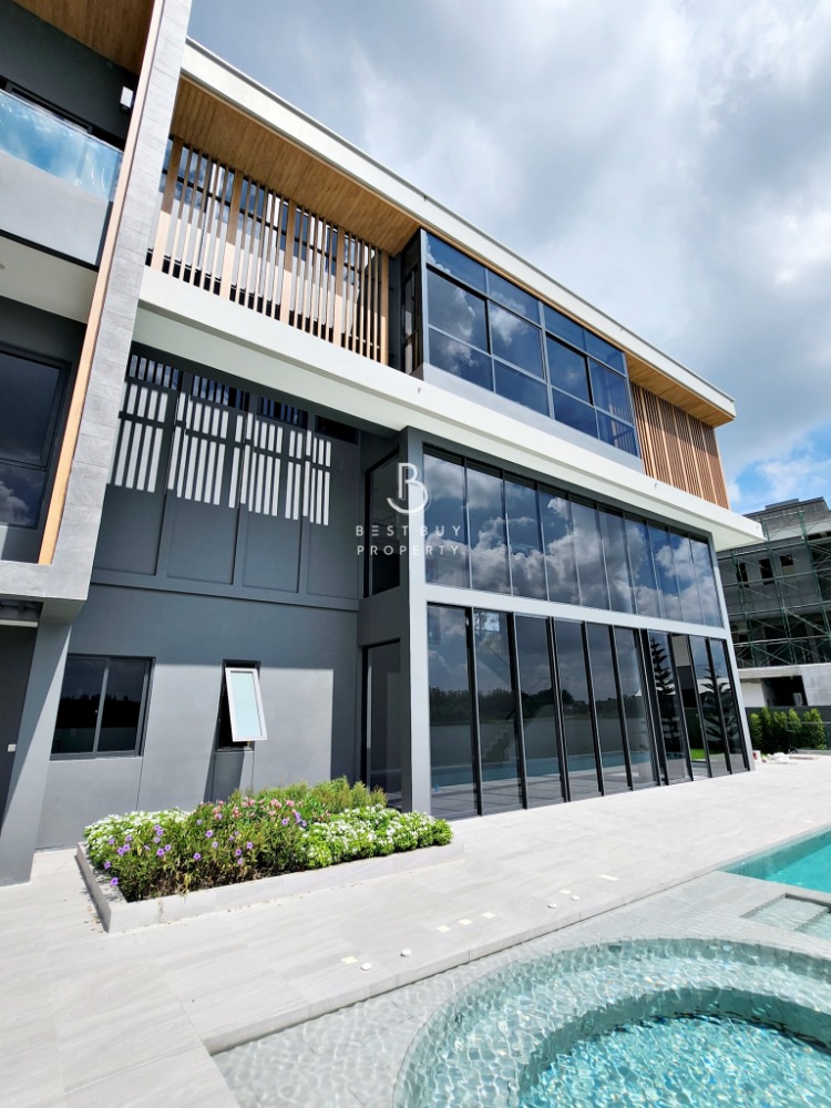 ขายดาวน์บ้านลาดกระบัง สุวรรณภูมิ : Legend Bangna-Suvarnabhumi (3storey + private lift + private pool)