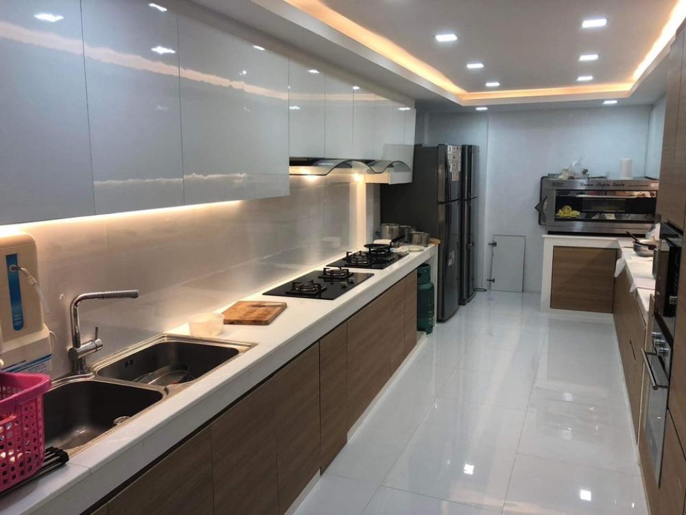 For SaleTownhousePattanakan, Srinakarin : Large townhome for sale in Soi Phatthanakan 38, 3 and a half floors, five bedrooms, five bathrooms, parking for 6 cars in the house, in the middle of the city, near the hospital, near the expressway.