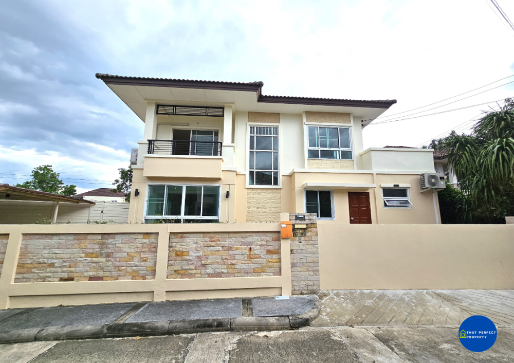 For SaleHouseKasetsart, Ratchayothin : Selling cheap!! Large 2-story detached house, The Plant Village, Wongwaen-Ramindra, area 125.5 sq w., 5 bedrooms, 4 bathrooms, ready to add a guest house in front of the house. Built-in, beautiful kitchen, close to the expressway, convenient travel.