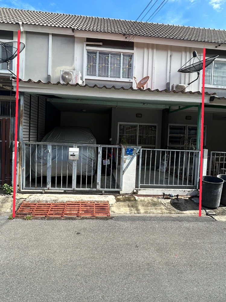 For SaleTownhousePathum Thani,Rangsit, Thammasat : Very good location! Very cheap! 2-story townhouse for sale, Pruksa 65/2 Rangsit-Khlong Song project, 16.2 sq m, near Future Park! Near Thai market! Near Makro Khlong Luang!! Near tollways! Urgent sale!!