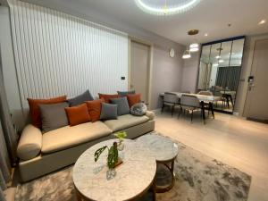 ขายคอนโดรัชดา ห้วยขวาง : [ SALE ] Rhythm Ratchada - ห้องสวยอลังการ 2 นอน 74 ตร. ติด MRT ห้องมุม รีโนเวทบิ้ิ้วทั้งห้อง นัดชมห้องได้ค่ะ / โทร 065-8219716 น้ำแข็ง