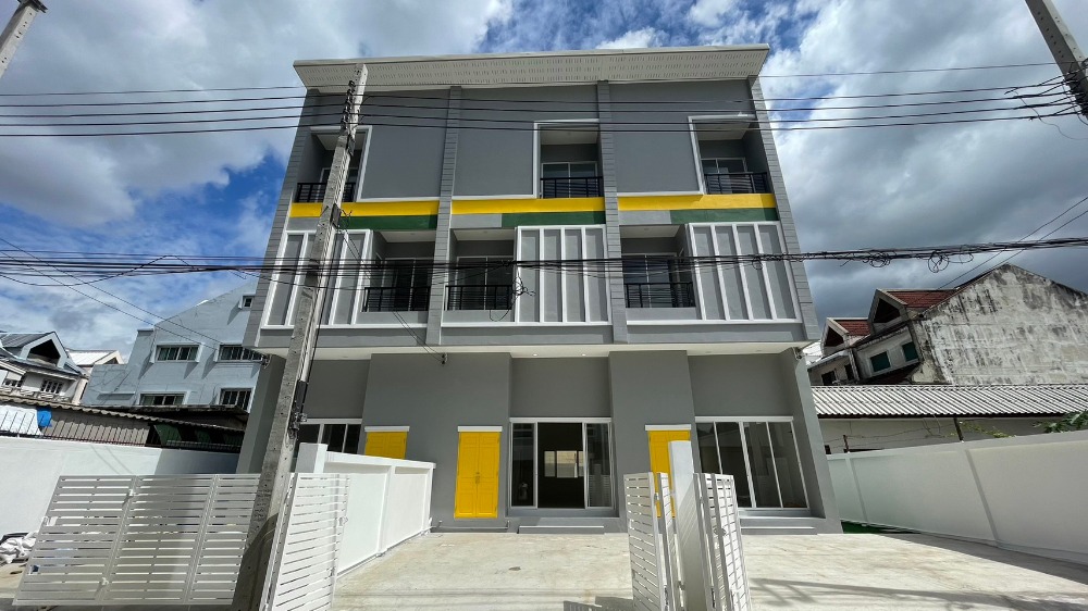 For SaleTownhouseChokchai 4, Ladprao 71, Ladprao 48, : 3-story townhome for sale, newly built, Sapwarah project. Enter Soi Nakniwat 21, near Central Eastville, only 5 minutes.
