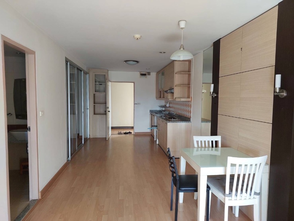 For SaleCondoRattanathibet, Sanambinna : The Fifth Avenue, next to MRT Tiwanon Intersection, urgent sale, 2.3 million baht, room size 57 sq m, 2 bedrooms, 1 bathroom, with furniture, make an appointment to view.