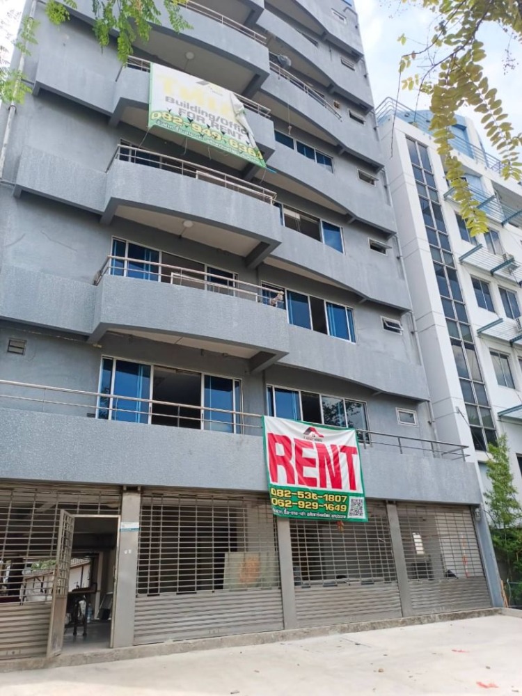 For RentShophouseSukhumvit, Asoke, Thonglor : Commercial building for rent, 8 floors, with elevator, next to Ekkamai main road.