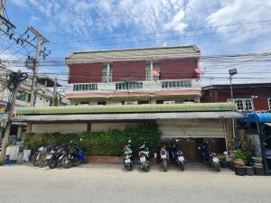 For SaleShophousePathum Thani,Rangsit, Thammasat : -Urgent sale #2 and a half storey shophouse, 5 adjacent units, area 113.20 sq m., next to Iyara Road 1 #Soi Iyara 10 #Khlong Song #Khlong Luang #Pathum Thani, good location with a future. Located in the commercial area Industrial factories and residential