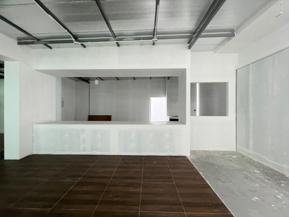 For LeaseholdRetailChaengwatana, Muangthong : Lease of land with buildings, area 140 sq m., near several large villages.