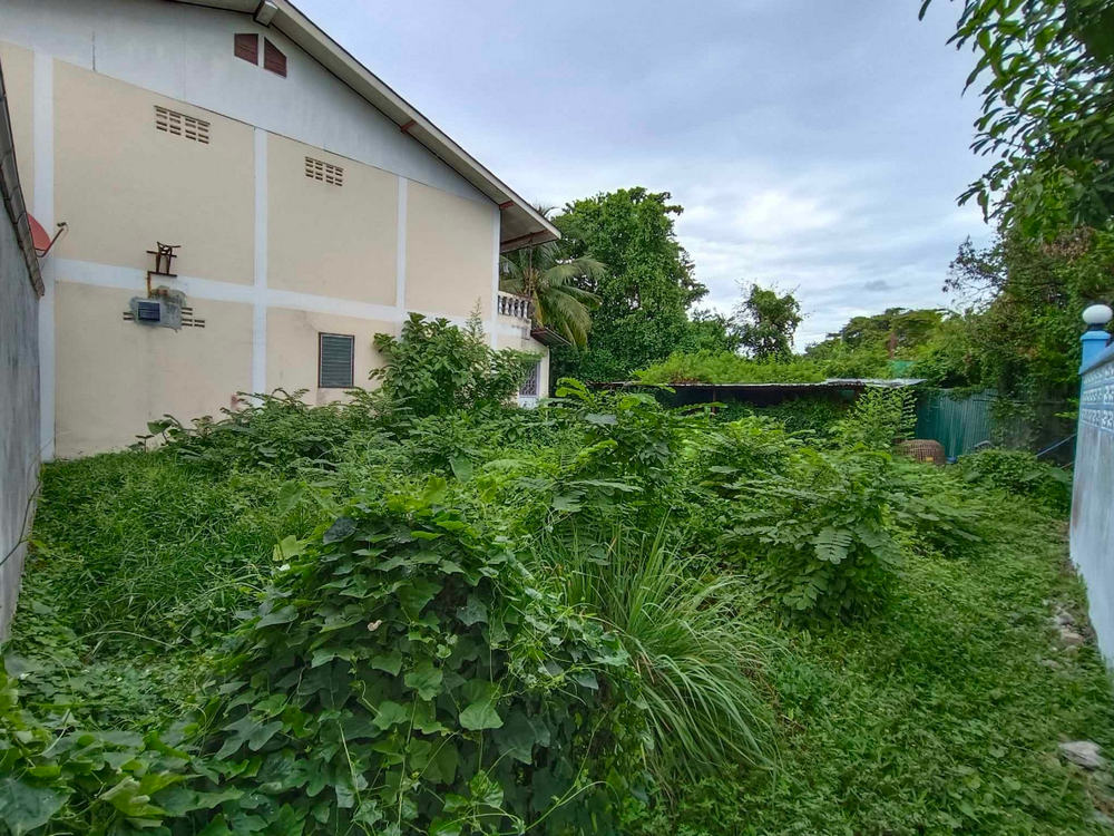 For SaleLandRathburana, Suksawat : For inquiries, call 064-789-4792. Empty land for sale, 28 square wah, Soi Pracha Uthit 14, Bang Pakok, Rat Burana, cannot be accessed by car. But there is a parking lot, a short 30 meter walk from the parking lot, small cars and motorbikes can enter and e