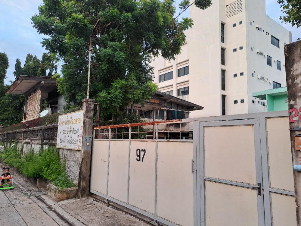 For RentLandChokchai 4, Ladprao 71, Ladprao 48, : Area with an old house from the 70s, good location for rent, Lat Phrao-Ratchada area, near BTS Phawana, only 400 meters.