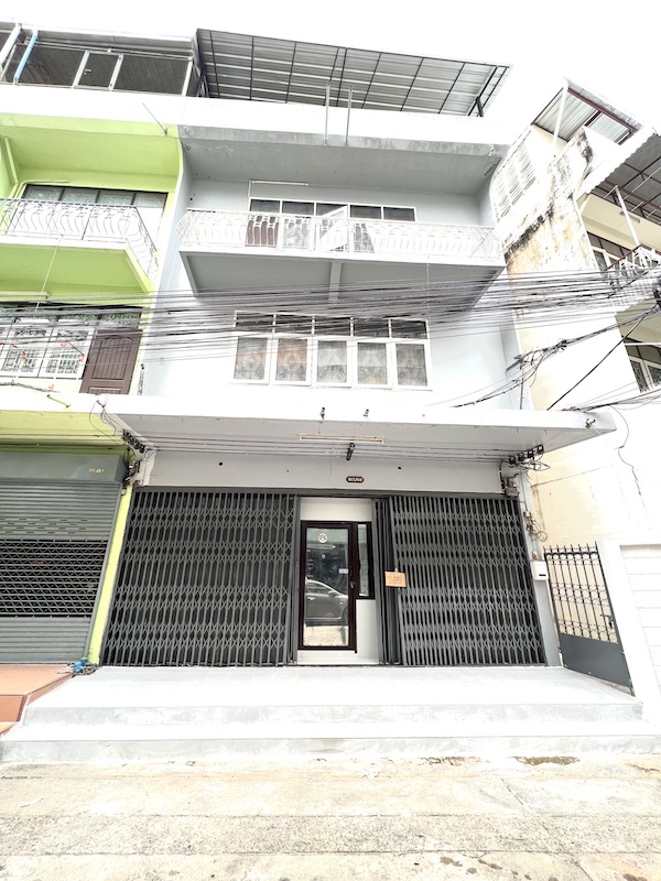 For RentShophouseBang Sue, Wong Sawang, Tao Pun : 4-story shophouse for rent, Prachachuen Road, good location, easy to get to (recently painted and replaced with new tile floors throughout the house)