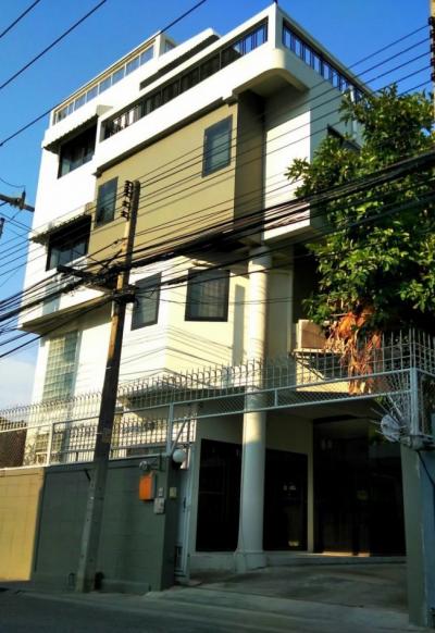 For RentHouseOnnut, Udomsuk : For rent, 4-story detached house, near BTS Bang Chak, distance 1.1 km, pets allowed.