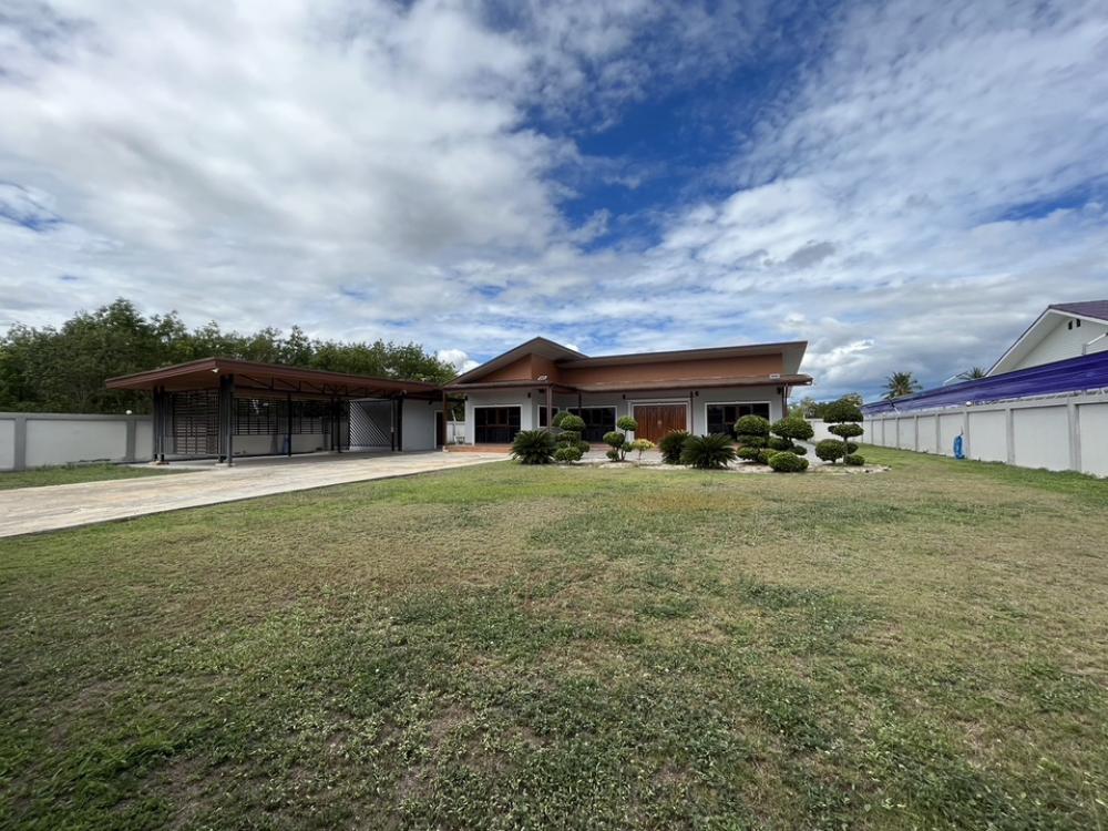 For SaleLandHuahin, Prachuap Khiri Khan, Pran Buri : Land for sale in Hua Hin, 4-1-0 rai, with 1 house, 3 bedrooms, next to a four-lane road, Thap Tai-Huai Mongkol.