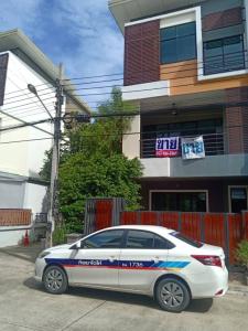 For SaleTownhouseThaphra, Talat Phlu, Wutthakat : Townhome for sale, 3 floors (corner), beautiful, very cheap, near Sampeng 2. If interested, contact Line. There is an account in front @841qqlnr