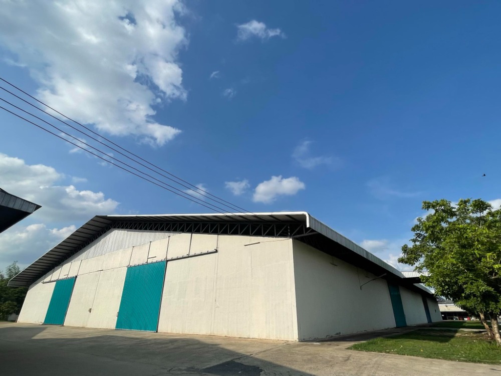 For RentWarehouseLamphun : Warehouse for rent in Lamphun, size 1300 sq m, special price, next to the superhighway. Chiang Mai-Lampang