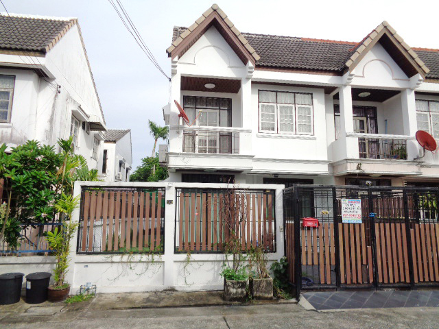 For SaleTownhouseKasetsart, Ratchayothin : Townhouse for sale, 2 floors, 29 sq m, Metha Village 2. Located in Soi Khubon 27, Intersection 29, Tha Raeng Subdistrict, Bang Khen District, big house, lots of space.