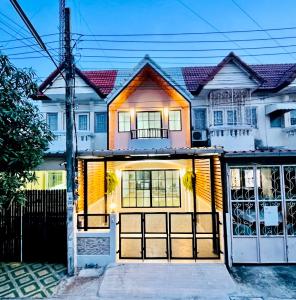For SaleTownhouseBang kae, Phetkasem : Townhouse for sale, decorated and ready to move in Phetthaweesuk Village Soi Phetkasem 106, Nong Khaem