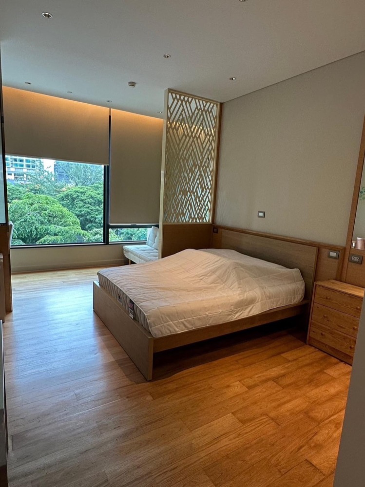 For RentCondoWitthayu, Chidlom, Langsuan, Ploenchit : The last opportunity at Sindhorn Village! Rent a 1-beds for only 42,000 baht at Sindhorn Residence. Fully furnished with complete kitchen equipment and an oven. Enjoy a serene view of lush greenery and nature.