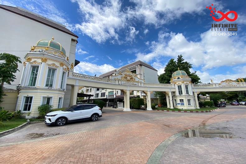 For SaleTownhouseKasetsart, Ratchayothin : Luxurious 4-story townhome in Viennese Baroque style. Next to Ratchadaphisek Road, near the expressway.
