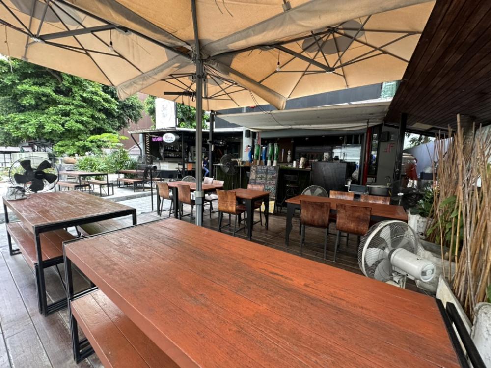 For RentRetailSukhumvit, Asoke, Thonglor : Rental : Bar with Fully Equipment in Asoke , 250 sqm ( Indoor & outdoor ) 

** Share Kitchen ** 
** Alcohol License **

🔥🔥Rental Price : 140,000 THB / Month🔥🔥

#commercialspace   
#restaurant
#takeover
#ultraluxuryrealestate
#singlehuse
#sellinghouses