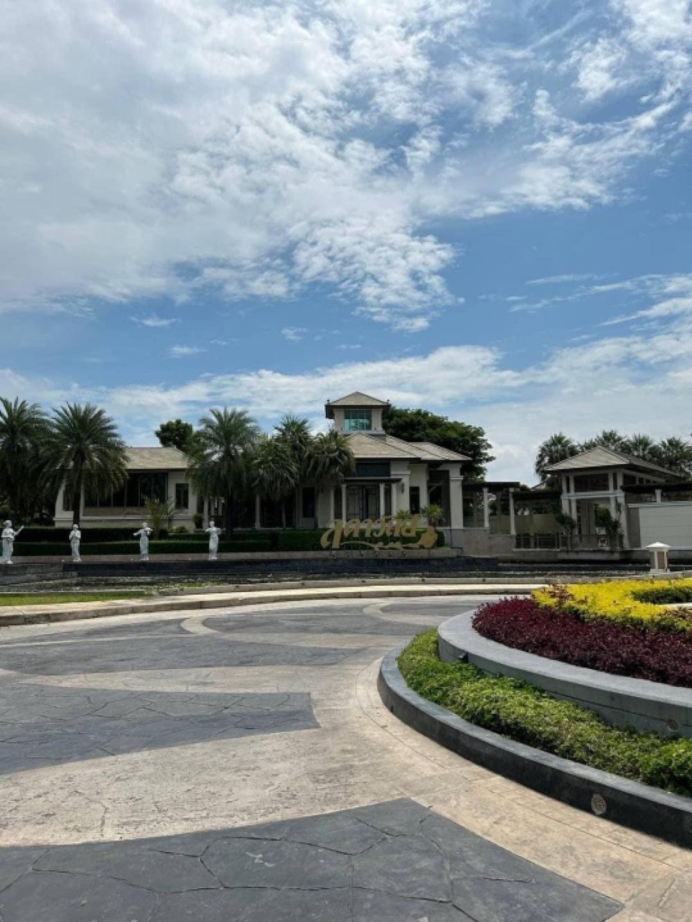 For SaleHouseThaphra, Talat Phlu, Wutthakat : 🚩Ladawan Sathorn-Ratchaphruek🔹Luxury single house at the best location on Ratchaphruek Road🔹Underground electricity throughout the project. 🔹2-story detached house🔹Land size: 117.6 sq m.🔹Usable area: 389 sq m.