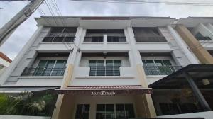 For SaleTownhouseLadprao101, Happy Land, The Mall Bang Kapi : 3-stories townhouse for sale Baan Klang Muang Lat Phrao 101 near the Yellow Line.