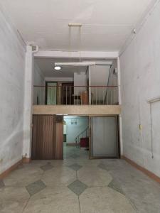 For RentShophouseRama9, Petchburi, RCA : R47 Shophouse for rent, Ratchada Soi 3, 3 and a half floors, 4 bedrooms, 2 bathrooms, good location, convenient travel, near community areas, near MRT Rama 9, Chinese Embassy.