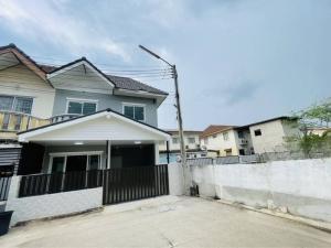 For SaleTownhouseSriracha Laem Chabang Ban Bueng : 2-storey townhouse for sale on the edge of The Plus University, lots of space, newly renovated at a great price. Next to the main road, convenient travel.