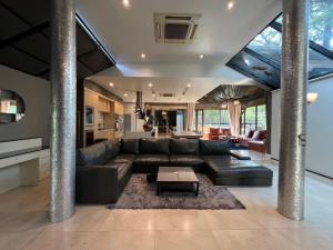 For RentHouseSukhumvit, Asoke, Thonglor : Rental : Super Luxury House In Ekkamai 22, 6 Bed 7 Bath , 1,200 Sq.m, 370 Sq.w, 1 maid's room
