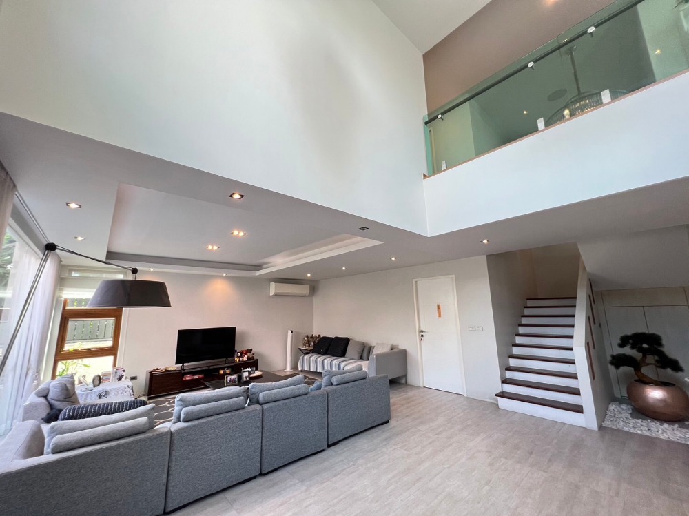 For SaleHouseLadprao, Central Ladprao : LL62 for sale, 2-storey detached house, corner house, Lat Phrao 18, Intersection 4 #, near MRT Lat Phrao, only 500 meters.