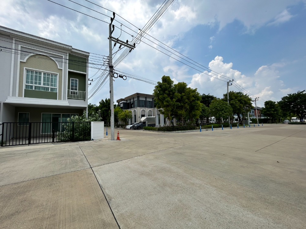 For SaleTownhousePathum Thani,Rangsit, Thammasat : 100% new house, beginning of project, house on the edge of the house, next to the central area, good price!! 2-story townhome for sale, Chewa Home Rangsit-Pathum project, New York style design, 25 sq m, next to Thai International School, 100 meters near.