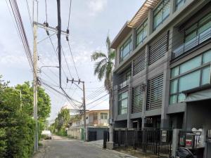 ขายโฮมออฟฟิศลาดพร้าว101 แฮปปี้แลนด์ : ขายโฮมออฟฟิต 4 ชั้น  แปลงริม โครงการ District 3 ห้องทำงาน 4 ห้องน้ำ รองรับการจอดรถได้มากถึง 9 คัน