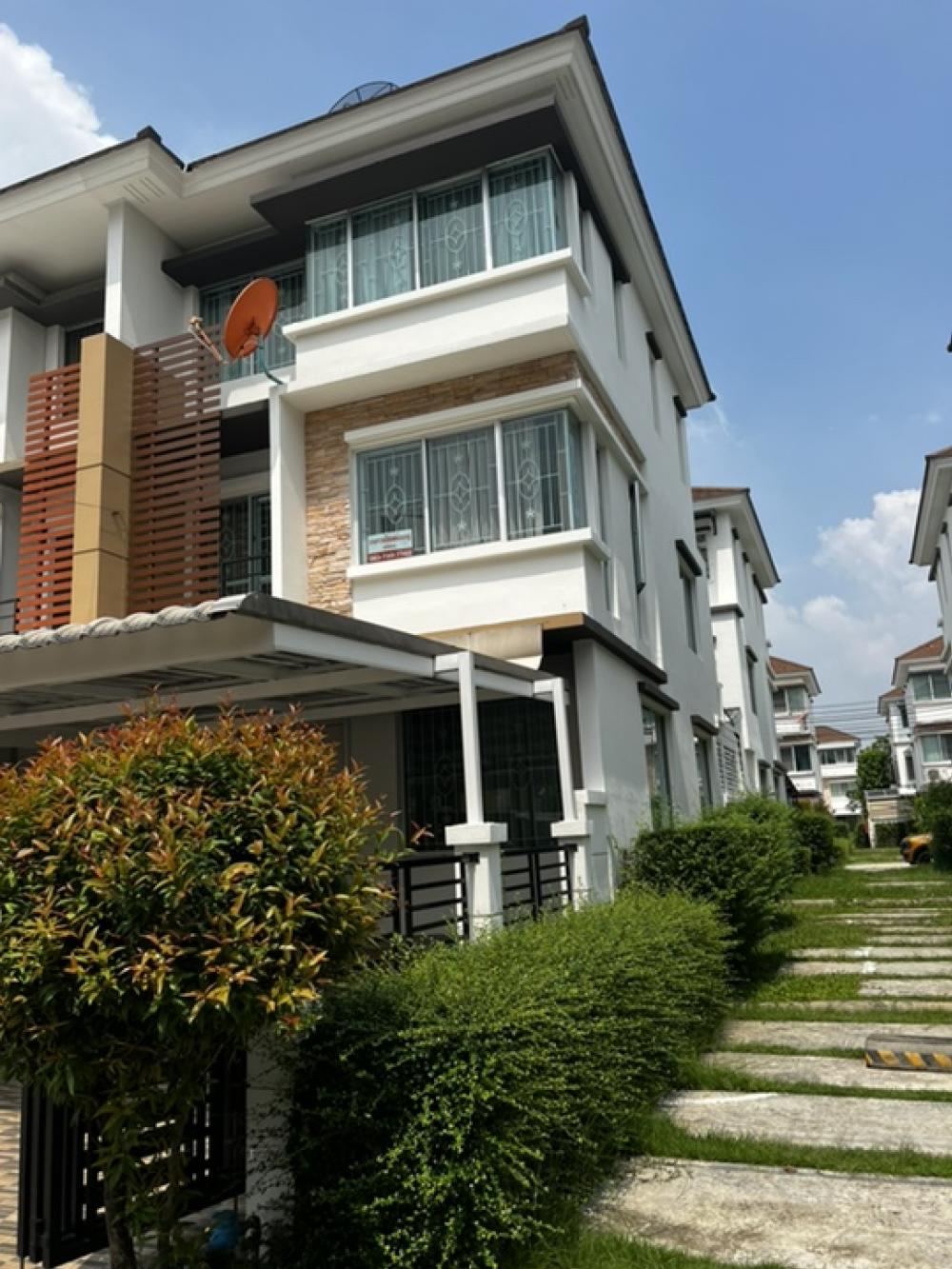 For SaleTownhouseBang kae, Phetkasem : The owner is selling it himself. Corner townhome With furniture Town Plus Village Project Phetkasem-Bang Khae Quality townhome from Sansiri