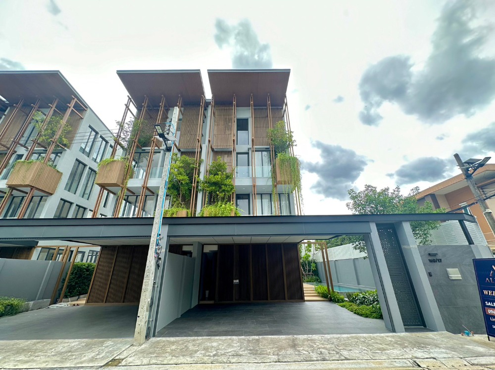 ขายโฮมออฟฟิศเลียบทางด่วนรามอินทรา : บ้านหรู LUXURY HOME OFFICE “ทำเลเอกมัย” สไตล์ MODERN TROPICAL บนพื้นที่ 250 ตร.ม. ฟังก์ชัน 4 ชั้น 3 ห้องนอน 4 ห้องน้ำ