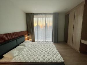 For RentCondoRatchathewi,Phayathai : Brutal discount XT Phayathai 42 Sq.m., high floor, beautiful clear view, price comparable to a small room. Worth more than worth it. Brand new room Be the first to enter.