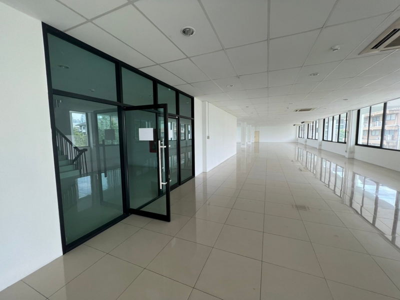 ให้เช่าสำนักงานคลองเตย กล้วยน้ำไท : For Rent Bangkok Office Sukhumvit BTS Phra Khanong Watthana BRE18390