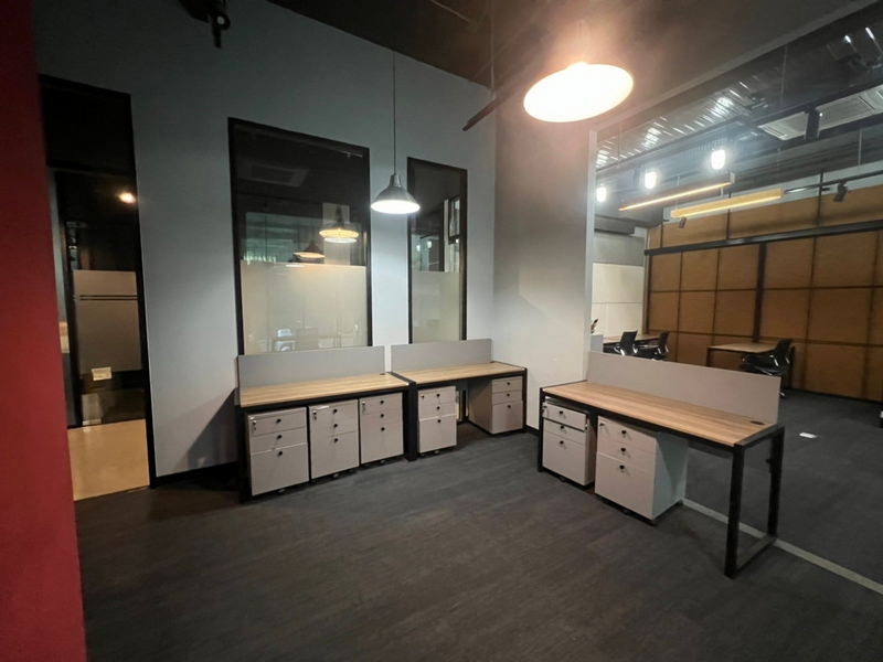 ให้เช่าสำนักงานคลองเตย กล้วยน้ำไท : For Rent Bangkok Office Sukhumvit BTS Phra Khanong Watthana BRE18255