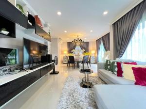 ให้เช่าบ้านนวมินทร์ รามอินทรา : H0226 😊 😍 For Rent&SELL เช่า,ขาย บ้านเดี่ยว 2 ชั้น,🚪4 ห้องนอน 🏢เดอะ ซิตี้ รามอินทรา The City Ramindra🔔พื้นที่บ้าน:60.00ตร.วา🔔พื้นที่ใช้สอย:200.00ตร.ม.💲ขาย:11,000,000฿💲เช่า:80,000฿📞O99-5919653,O65-9423251✅LineID: