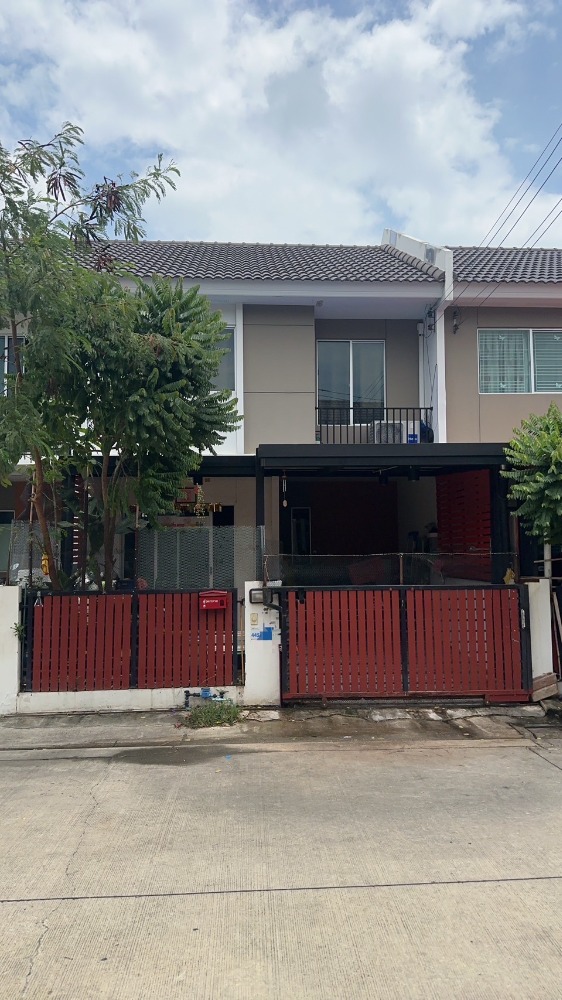 For SaleTownhousePathum Thani,Rangsit, Thammasat : Great value! Townhouse for sale, Pruksa 113, Bangkok-Pathum Thani, 17.8 sq m, expanding to fill the area!! 7-11 in front of the village. !Near Robinson Srisamarn! Near the market! Urgent sale