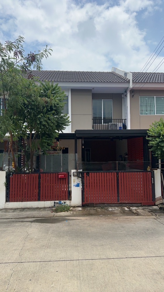 For SaleTownhousePathum Thani,Rangsit, Thammasat : Great value! Townhouse for sale, Pruksa 113, Bangkok-Pathum Thani, 17.8 sq m, expanding to fill the area!! 7-11 in front of the village. !Near Robinson Srisamarn! Near the market! Urgent sale