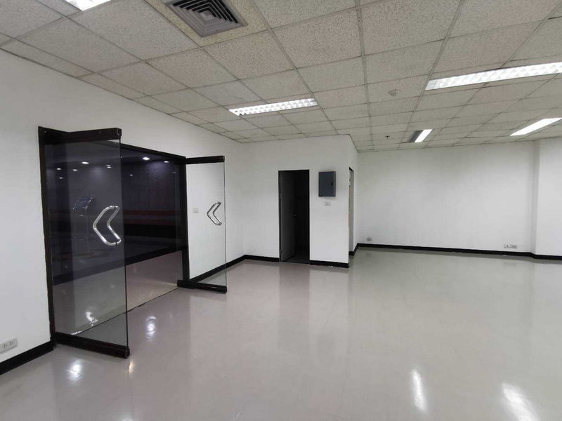 ให้เช่าสำนักงานคลองเตย กล้วยน้ำไท : For Rent Bangkok Office Sukhumvit BTS Ekkamai Watthana BRE18084